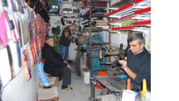 AYAKKABI TAMİRCİLERİ SİNEK AVLIYOR