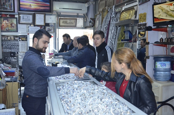 G&Uuml;M&Uuml;Ş&Ccedil;&Uuml;LERDE YILBAŞI HAREKETLİLİĞİ