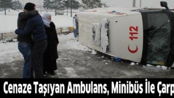 CENAZE TAŞIYAN AMBULANS, MİNİB&Uuml;S İLE &Ccedil;ARPIŞTI