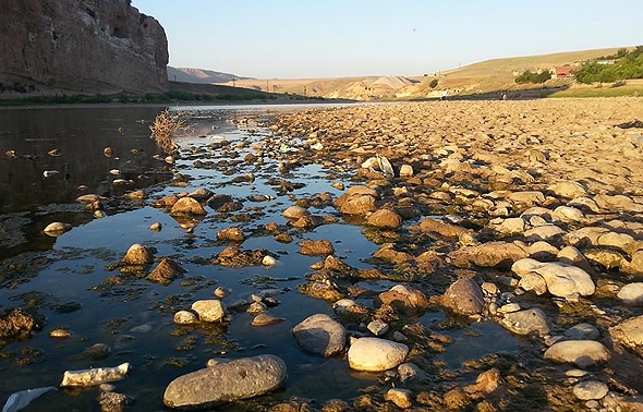 DİCLE NEHRİNDEKİ KURAKLIK KORKUTUYOR
