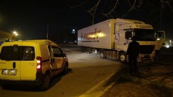 TIR İLE OTOMOBİL &Ccedil;ARPIŞTI: 3 YARALI