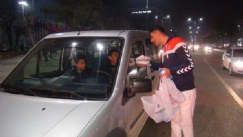 BARIŞ AKTİVİSTİ, BU KEZ DE &Ccedil;İĞK&Ouml;FTE DAĞITTI