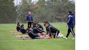 PETROLSPOR BUG&Uuml;N TOPBAŞI YAPIYOR...
