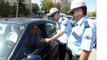 POLİS, S&Uuml;R&Uuml;C&Uuml;LERE ŞEKER DAĞITTI