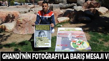 GHANDİ&rsquo;NİN FOTOĞRAFIYLA BARIŞ MESAJI VERDİ