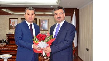 M&Uuml;FT&Uuml; ERHAN, VALİ&rsquo;YE G&Uuml;L TAKDİM ETTİ