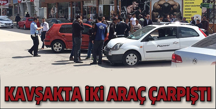 KAVŞAKTA İKİ ARA&Ccedil; &Ccedil;ARPIŞTI
