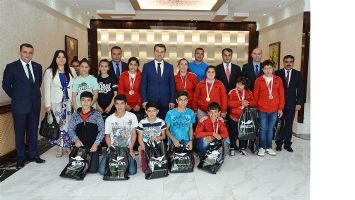 ŞAMPİYON SPORCULAR VALİ&rsquo;Yİ ZİYARET ETTİ