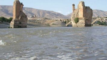 DİCLE NEHRİ&rsquo;NDEN &Ccedil;AMUR AKIYOR