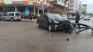 2 OTOMOBİL &Ccedil;ARPIŞTI