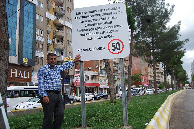 ŞEHİR İ&Ccedil;İ YOL AĞINA TRAFİK LEVHALARI TAKILDI