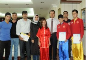 ŞAMPİYON SPORCULAR, VALİ&rsquo;Yİ ZİYARET ETTİ
