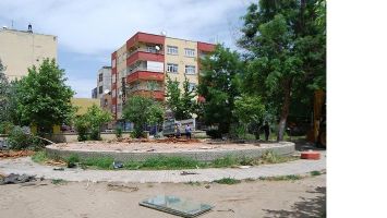 BELEDİYE &Ccedil;AY BAH&Ccedil;ESİ YIKILDI