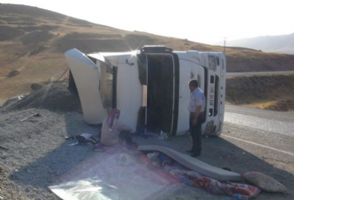 TIR DEVRİLDİ: 1 YARALI