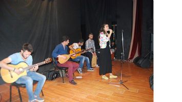 LİSELİLER SESLERİYLE YARIŞTI