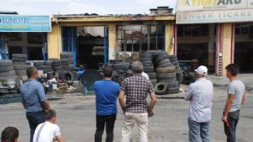 YANGIN İŞ YERİNİ K&Uuml;LE &Ccedil;EVİRDİ