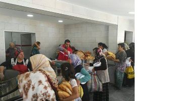 TEZDİĞ, KENDİ ELLERİYLE SICAK YEMEK DAĞITTI
