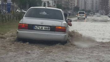 ASFALT YOL, YAĞMUR SULARI İLE &Ccedil;&Ouml;KT&Uuml;!
