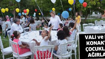 VALİ ve EŞİ, KONAK&rsquo;TA &Ccedil;OCUKLARI AĞIRLADI