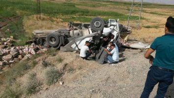 TIR DEVRİLDİ: 1 AĞIR YARALI