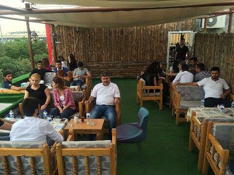 İKRAM CAFE, Y&Uuml;ZLERİ G&Uuml;LD&Uuml;R&Uuml;YOR