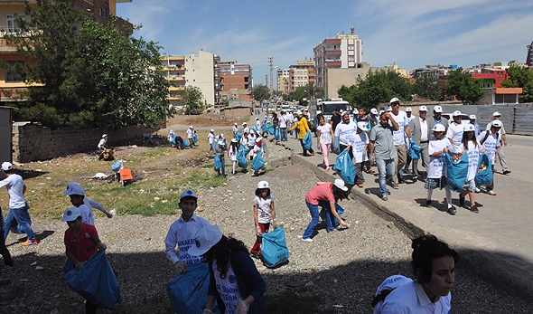 EŞBAŞKANLAR &Ouml;ĞRENCİLERLE BİRLİKTE GAP&rsquo;I TEMİZLEDİ