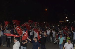 DARBE GİRİŞİMİNE TEPKİ İ&Ccedil;İN BİNLER SOKAĞA D&Ouml;K&Uuml;LD&Uuml;