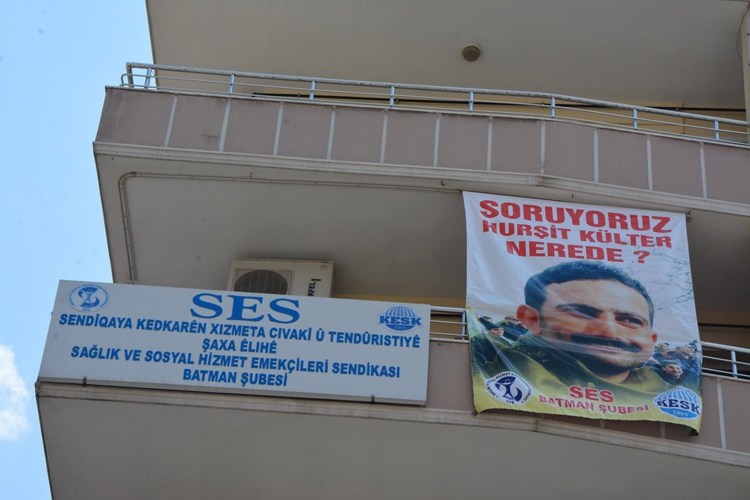 SES DEV AFİŞLE SORDU &ldquo;HURŞİT K&Uuml;TLER NEREDE?&rdquo;