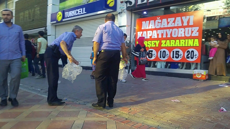 ZABITA, G&Uuml;LİSTAN CADDESİ&rsquo;NDE &Ccedil;&Ouml;P TOPLADI