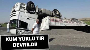 KUM Y&Uuml;KL&Uuml; TIR DEVRİLDİ!