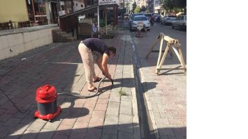 &Ouml;RNEK ESNAF, KALDIRIMLARI ELEKTRİK S&Uuml;P&Uuml;RGEYLE TEMİZLİYOR