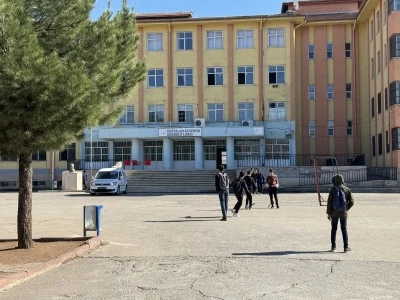 19 &ouml;ğrenci gıda zehirlenmesi ş&uuml;phesiyle hastaneye kaldırıldı