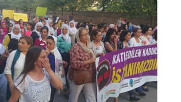 AMİNE İ&Ccedil;İN EYLEMLER S&Uuml;R&Uuml;YOR