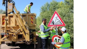 K&Ouml;Y YOLLARINA TRAFİK LEVHALARI YERLEŞTİRİLECEK