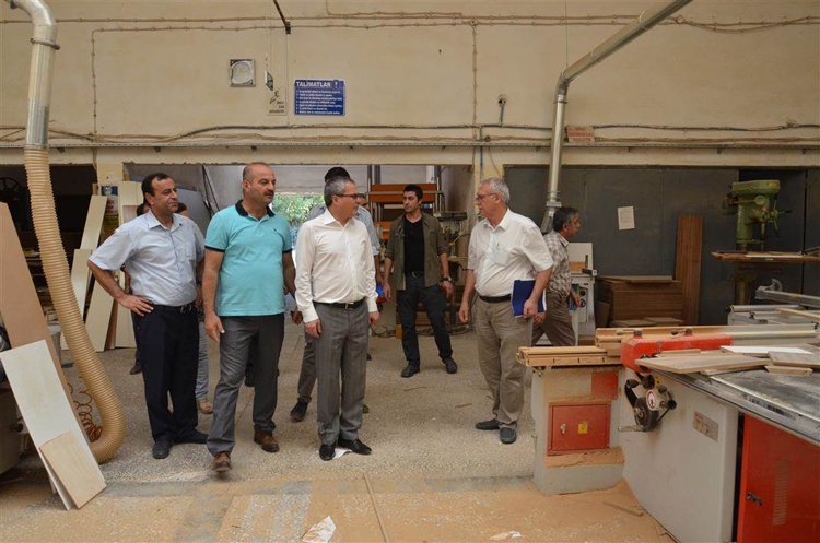 VALİ, MOBİLYA &Uuml;RETEN &Ouml;ĞRENCİLERİ ZİYARET ETTİ