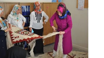 EL EMEĞİ  KİLİMLER,  G&Ouml;R&Uuml;C&Uuml;YE &Ccedil;IKTI