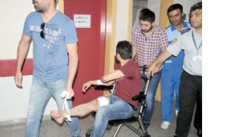 TEDAVİYİ REDDEDEN HASTA, İKİ POLİSİ BI&Ccedil;AKLADI...