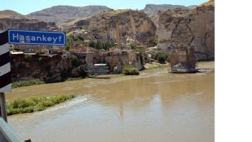 TARİHİ ESERLER S&Uuml;SLENİP MEZARLIĞA G&Ouml;M&Uuml;LECEK