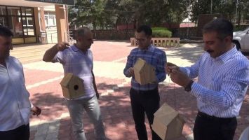 KURUM BİNALARINA KUŞ KAFESLERİ ASILDI