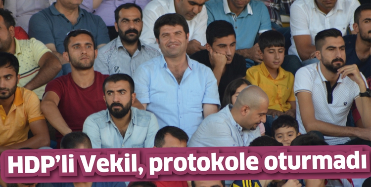 HDP&rsquo;Lİ VEKİL, PROTOKOLE OTURMADI