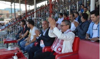 VALİ, TARAFTARI ALKIŞLADI