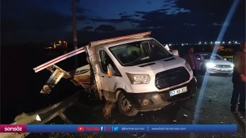 2 kamyonet &ccedil;arpıştı, 3 kişi yaralandı
