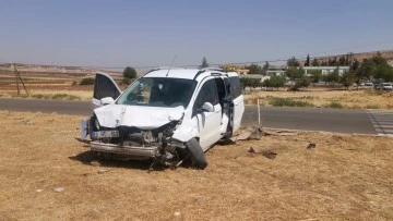 2 otomobil &ccedil;arpıştı, 3 kişi &ouml;ld&uuml;, 6 kişi yaralandı