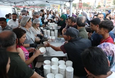 20 bin kişiye aşure dağıtıldı