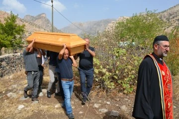 20 yıl önce vefat eden Süryani kadının cenazesi köyüne nakledildi