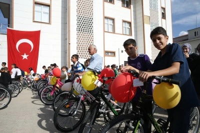 200 &ccedil;ocuğa bisiklet dağıtıldı