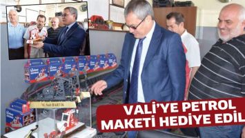 VALİ&rsquo;YE PETROL MAKETİ HEDİYE EDİLDİ