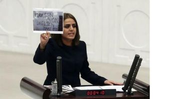 ACAR, İNTERNET KESİNTİSİYLE İLGİLİ SU&Ccedil; DUYURUSUNDA BULUNDUHalkların Demokratik Partisi (HDP) Batman Milletvekili Ayşe Acar Başaran, b&ouml;lgede yaşanan internet kesintisi nedeniyle su&ccedil; duyurusunda bulundu.