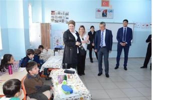 VALİ VE EŞİ, OKULLARI GEZDİ