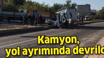 KAMYON, YOL AYRIMINDA DEVRİLDİ!
